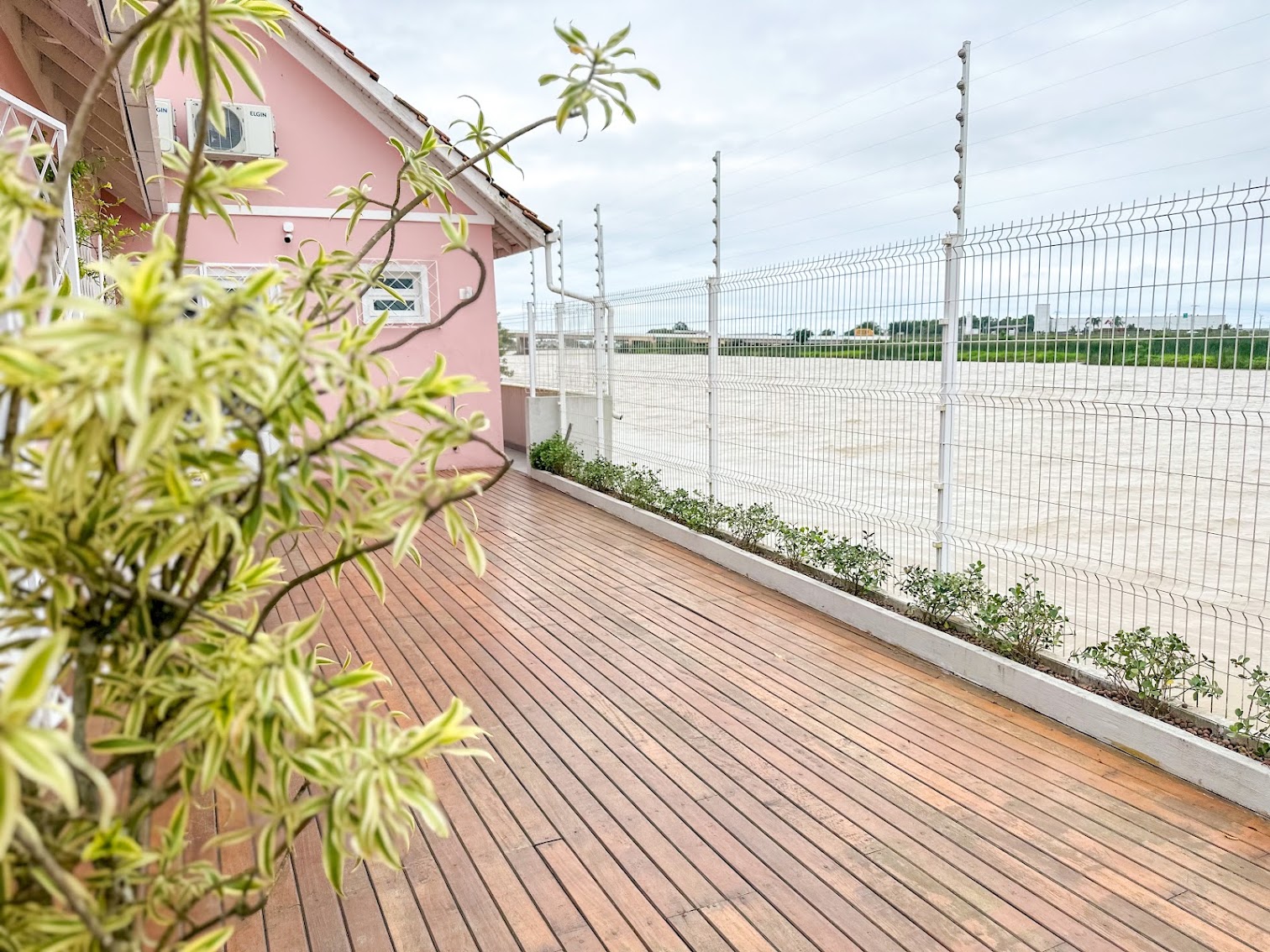 Deck às margens do rio - Tyuco Imóveis